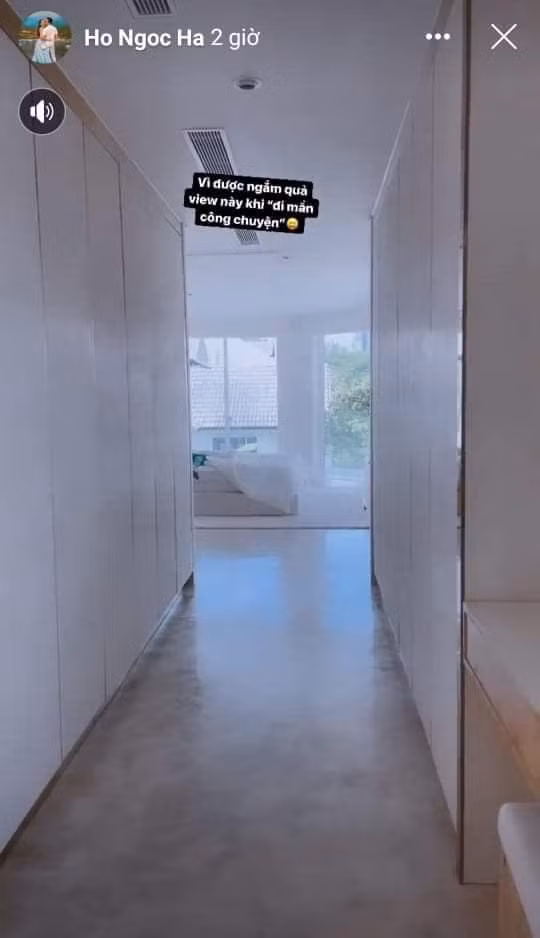 Dù chỉ khoe vài góc song có thể thấy biệt thự của Hồ Ngọc Hà mang phong cách sang trọng, tông màu trắng chủ đạo và nhiều kính tạo cảm giác rộng rãi.