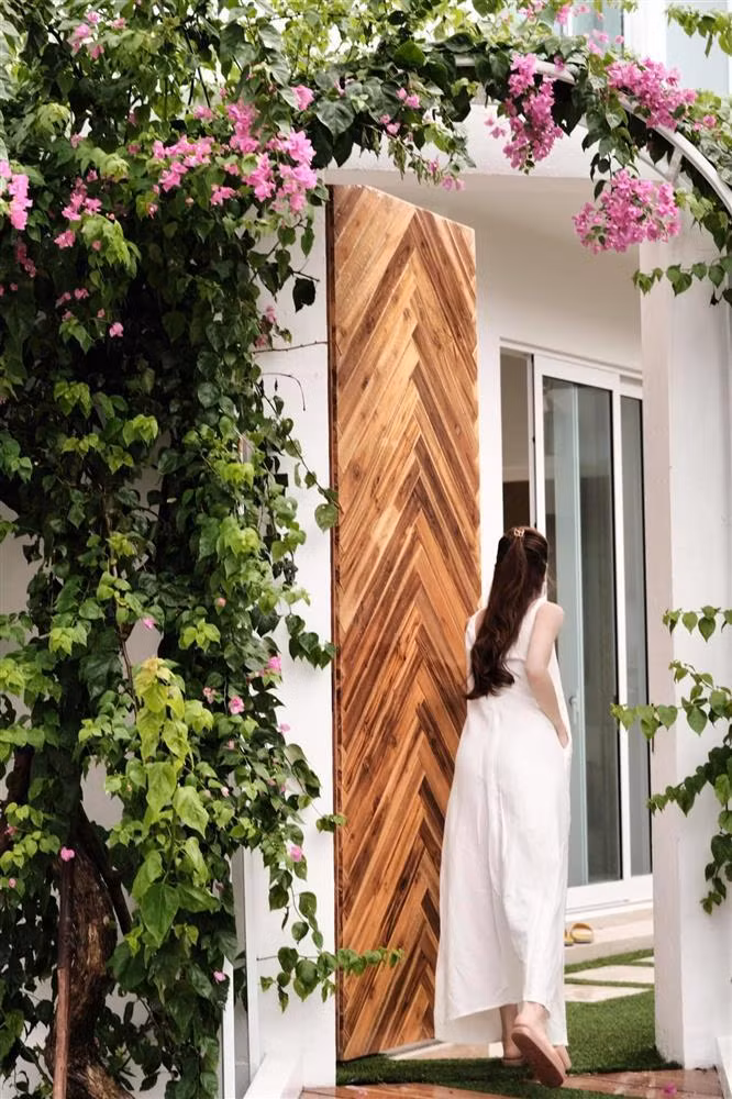 Cổng ra vào căn biệt thự của Hồ Ngọc Hà trồng nhiều hoa lãng mạn.