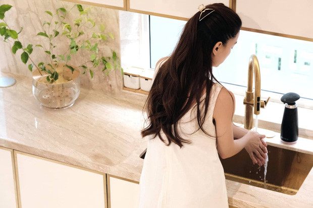 Trước đó, Hà Hồ cho biết, bếp nhà cô sử dụng hệ thống hút mùi ngay mặt bếp thay vì thiết kế hút bên trên như các khu bếp thông thường khác.