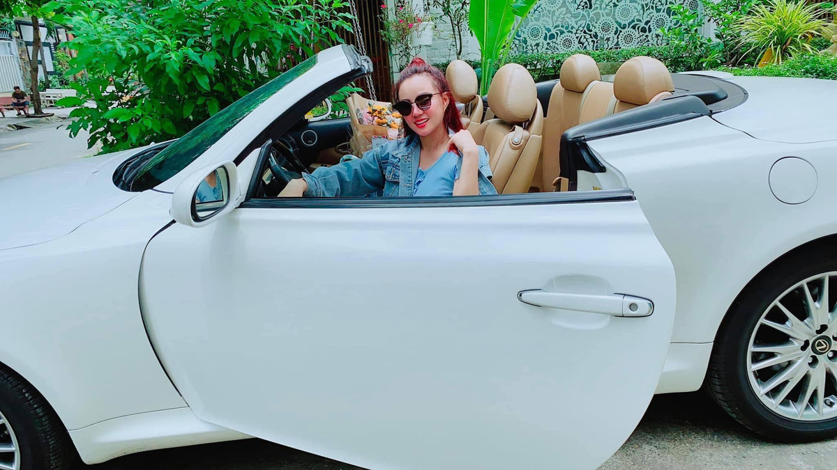 Theo dõi trang cá nhân của Vy Oanh, nữ ca sĩ không phải là "yêu nữ hàng hiệu" như bao cô vợ đại gia khác. Tủ phụ kiện của Vy Oanh không nhiều nhưng rất chất lượng.