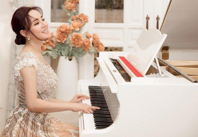 Vì rất kín tiếng nên không ai biết chính xác khối tài sản Vy Oanh có là con số bao nhiêu? Tuy nhiên mỗi lần cô bị bắt gặp chi tiền, thì đó đều là những cú “vung tay” khiến người ta phát choáng.