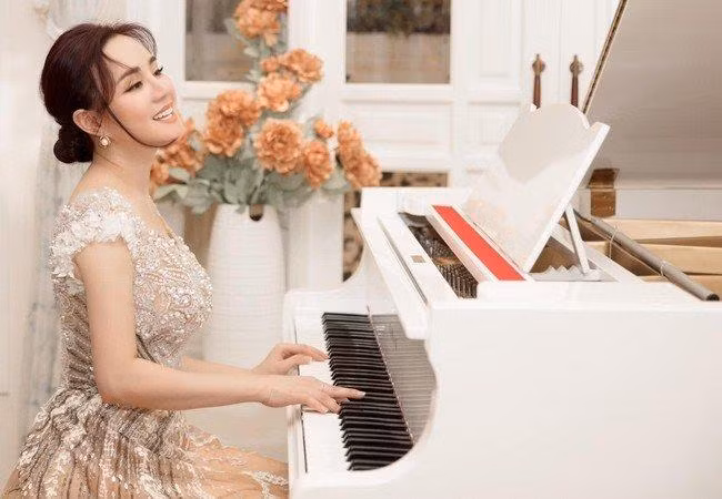 Vì rất kín tiếng nên không ai biết chính xác khối tài sản Vy Oanh có là con số bao nhiêu? Tuy nhiên mỗi lần cô bị bắt gặp chi tiền, thì đó đều là những cú “vung tay” khiến người ta phát choáng.