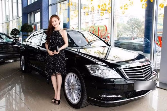 Vy Oanh từng chi hơn 7 tỷ đồng để sở hữu một chiếc xe ô tô Mercedes S500 Blue Efficiency sang trọng...