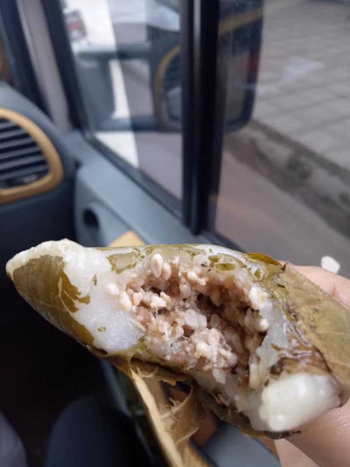 Bên cạnh đó, cũng có nhiều khách mua bánh trứng kiến là vì nhớ hương vị quê nhà.