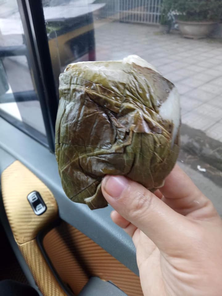 Tương tự, chị Giang (quê gốc Cao Bằng) cũng bán được khá nhiều bánh trứng kiến cho khách ở Hà Nội. Chị Giang cho biết, nhiều khách hàng mua bánh trứng kiến vì muốn thử cho biết đặc sản vùng cao.