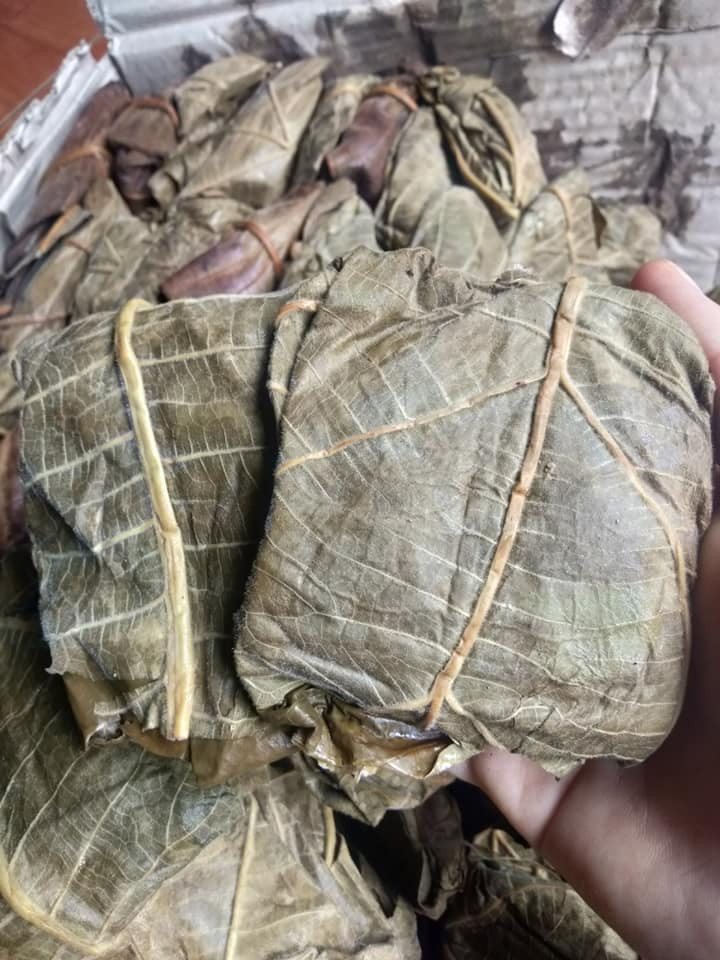 Vỏ bánh được làm từ bột nếp, nhân làm từ hàng chục quả trứng kiến, gói bằng lá ngõa mật.