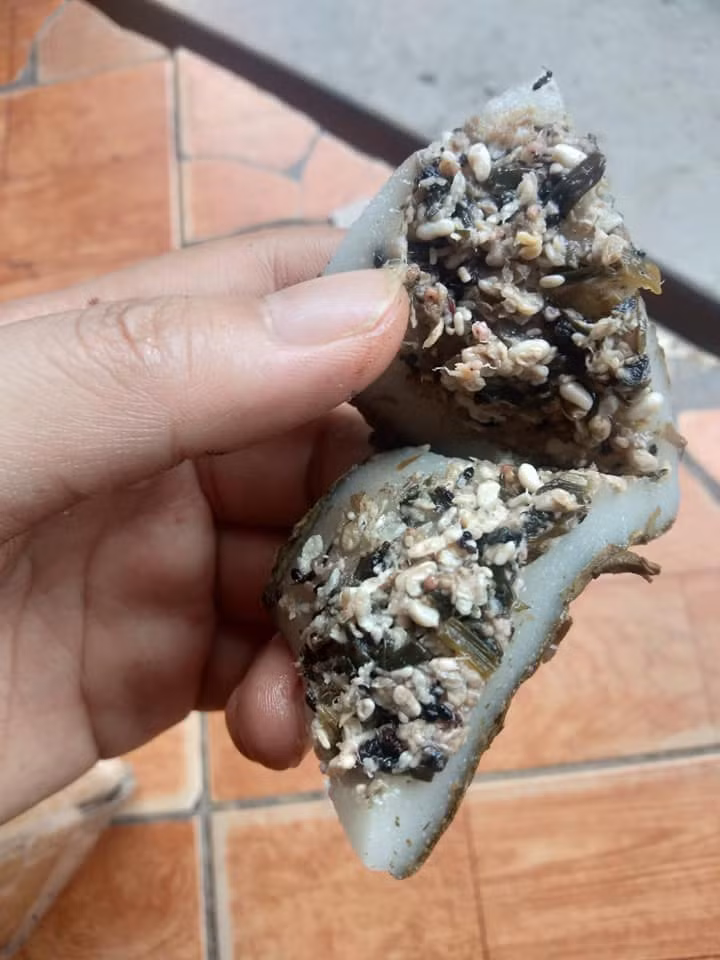 Gia đình chị Chiến thường mua trứng kiến về làm bánh để ăn. Đợt vừa rồi, chị Chiến về quê mang bánh trứng kiến xuống, đăng bán không ngờ nhiều người ở Hà Nội cũng thích.