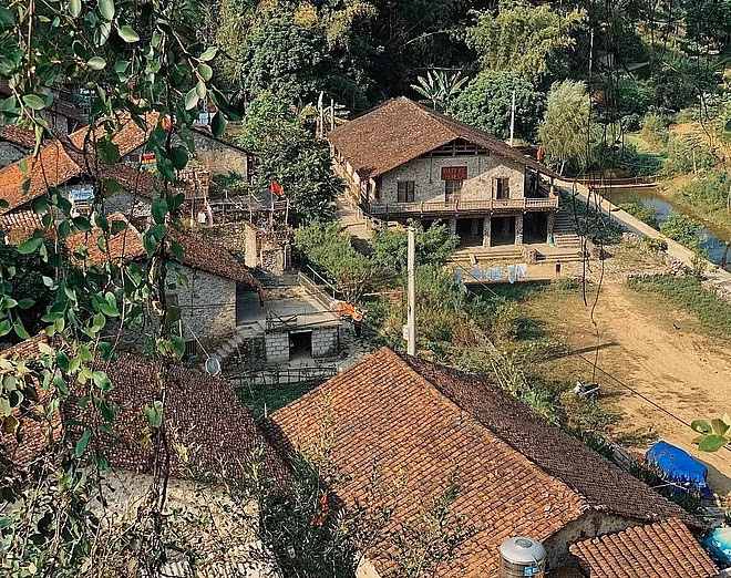 Cách trung tâm thành phố gần 100 km, làng đá Khuổi Ky có 14 hộ dân tộc Tày sinh sống tại những nhà sàn được làm từ đá. Ảnh: vietonthemove