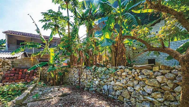 Lối vào là đường lát đá, kè đá hai bên. Ảnh: Kynghidongduong