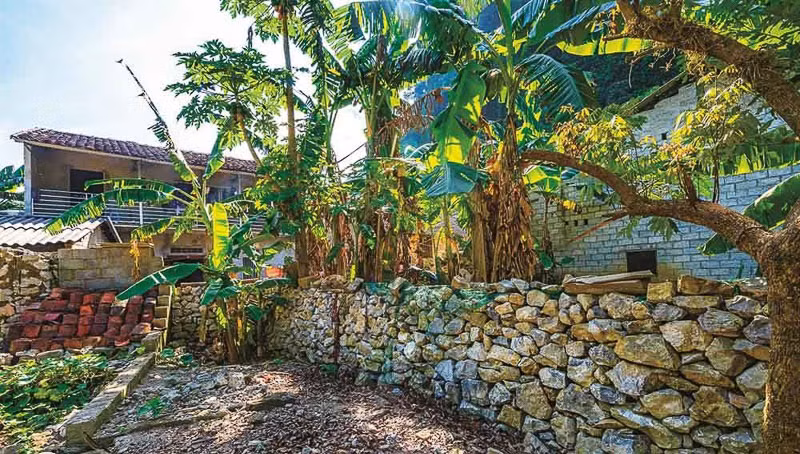 Lối vào là đường lát đá, kè đá hai bên. Ảnh: Kynghidongduong