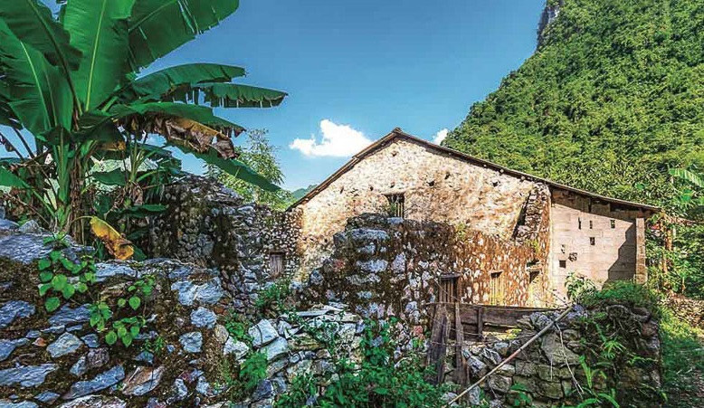 Từ những tảng đá nhiều hình dạng, kích thước khác nhau, người dân nơi đây đã tìm cách bố trí sao cho vừa khít, rồi kết dính chúng lại bằng hỗn hợp cát và vôi trắng. Ảnh: Kynghidongduong