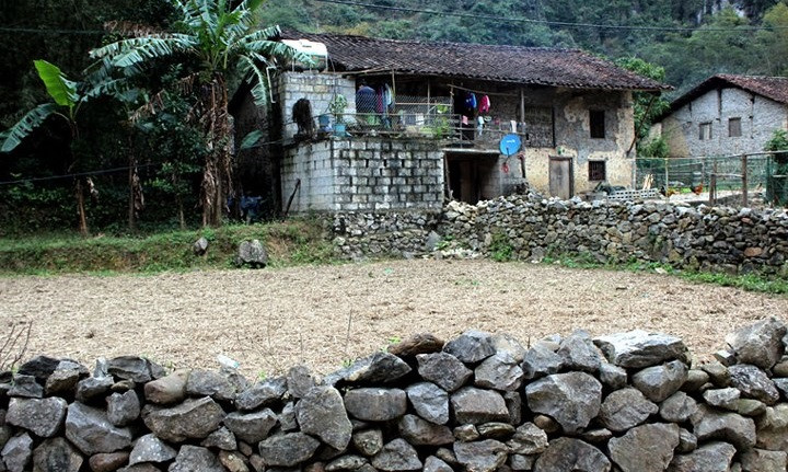 Tại đây, đá cũng được sử dụng trong các công trình khác như hàng rào, đập nước, cối xay, bếp lò...Ảnh: VOV