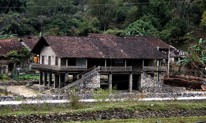14 căn nhà sàn bằng đá trong làng trải rộng khoảng 10.000 m2, dựa lưng vào núi đá, phía trước là dòng suối Khuổi Ky. Ảnh: VOV