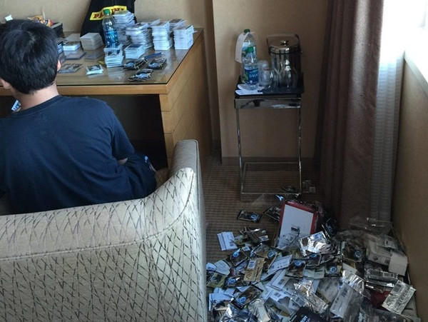 Cũng trong năm qua, một thanh niên 16 tuổi đã bán thẻ giao dịch bóng rổ của Giannis Antetokounmpo với giá 1,8 triệu USD sau khi mua nó với giá 40.000 USD vào 3 năm trước.