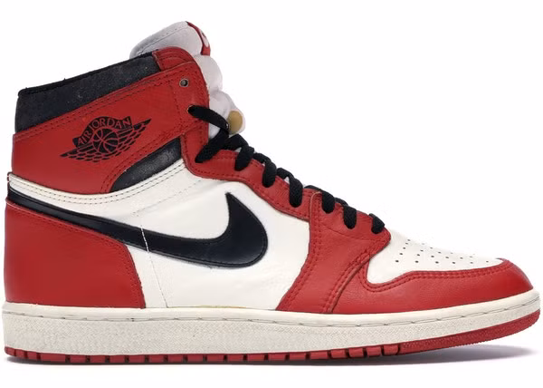 Sotheby's cũng bán đấu giá một đôi Nike Air Jordans 1985 với giá 560.000 USD dù được dự kiến chỉ 150.000 USD. Nguồn ảnh: Insider.