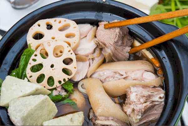 Anh Tâm (chủ một cửa hàng thịt dê ở TP HCM) cho biết: "Khách nam giới rất thích các món ăn từ ngọc dương dê. Quán của tôi thường hầm, xào hay rượu ngâm để phục vụ khách hàng". Ảnh: Internet.