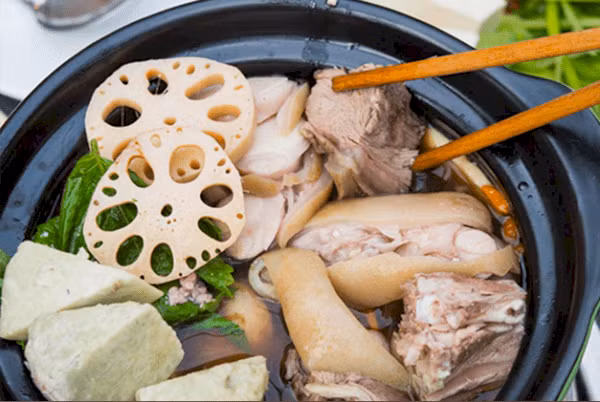 Anh Tâm (chủ một cửa hàng thịt dê ở TP HCM) cho biết: "Khách nam giới rất thích các món ăn từ ngọc dương dê. Quán của tôi thường hầm, xào hay rượu ngâm để phục vụ khách hàng". Ảnh: Internet.