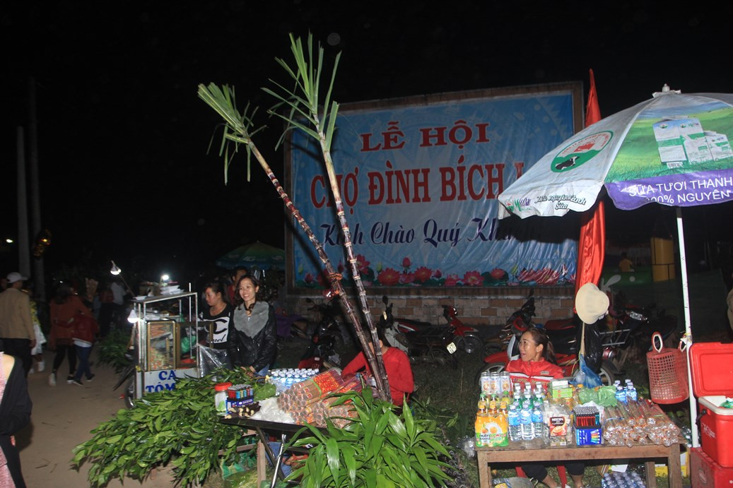 Chợ đình Bích La (tại làng Bích La, xã Triệu Đông, huyện Triệu Phong, Quảng Trị) được xem là một phiên chợ đặc biệt, bởi chỉ diễn ra một lần duy nhất trong năm. Từ tối mồng 2 Tết Nguyên đán, chợ đình Bích La tập trung rất đông người đến tham dự, phiên chợ sẽ diễn ra đến sáng ngày mồng 3 Tết. Ảnh: Baodautu.