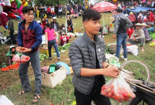 Đặc biệt, cà chua là mặt hàng không thể thiếu được bày bán ở khắp mọi nơi trong chợ. Bởi tại chợ Chuộng, ai đến chợ bị nhiều cà chua ném vào người thì năm mới người đó sẽ gặp nhiều may mắn, có nhiều lộc, nhiều tài. Ảnh: Người lao động