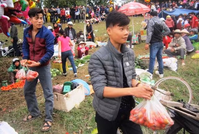 Đặc biệt, cà chua là mặt hàng không thể thiếu được bày bán ở khắp mọi nơi trong chợ. Bởi tại chợ Chuộng, ai đến chợ bị nhiều cà chua ném vào người thì năm mới người đó sẽ gặp nhiều may mắn, có nhiều lộc, nhiều tài. Ảnh: Người lao động