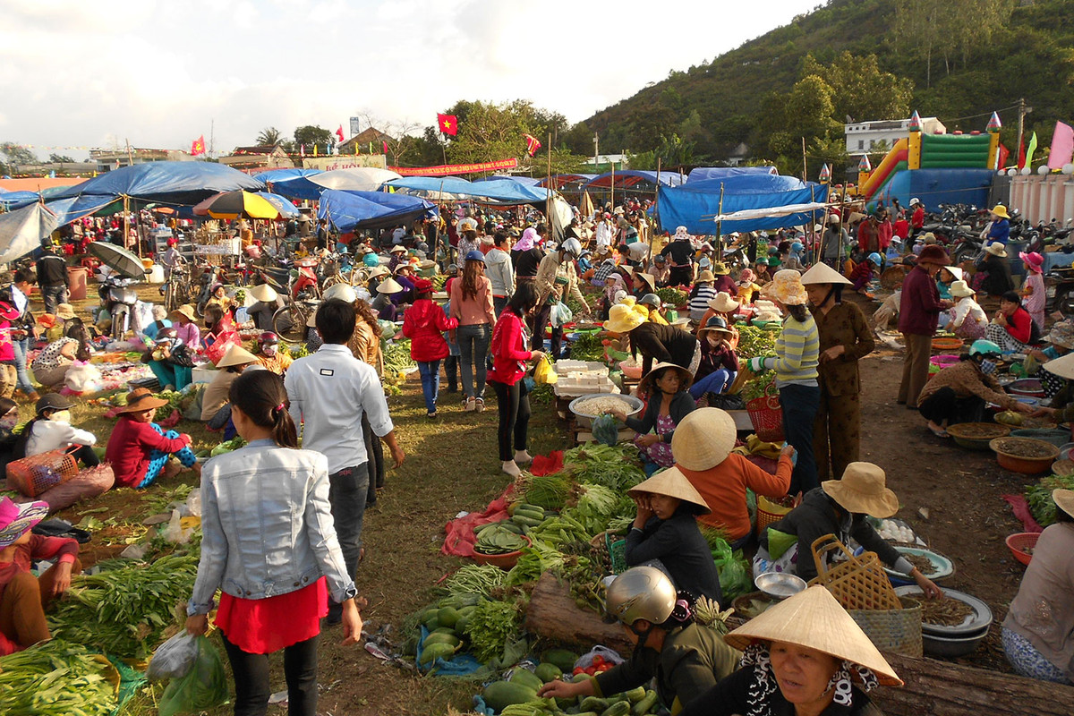 Điều đặc biệt ở chợ Gò là người bán không hề nói thách và người mua cũng không hề mặc cả. Người bán nhỏ nhẹ, khoan thai, người mua từ tốn xởi lởi, cứ như cả hai đang trao và nhận những điều tốt đẹp nhất đầu năm. Ảnh: Báo Gia Lai