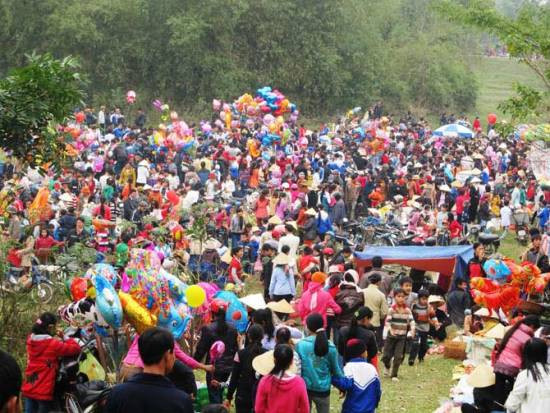 Mỗi năm, chợ Chuộng (xã Đông Hoàng, huyện Đông Sơn, tỉnh Thanh Hóa) chỉ họp duy nhất một phiên vào ngày mùng 6 Tết Nguyên đán. Tại chợ Chuộng, nhiều mặt hàng được các tiểu thương mang đến bày bán như: rau xanh, hoa quả, đồ ăn dân dã...Ảnh: Baotintuc.