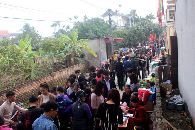 Chợ Đình Cả họp vào sáng mùng 2 Tết hàng năm, tại xã Tân Hương, huyện Ninh Giang, tỉnh Hải Dương. Dọc tuyến đường dẫn vào Đình có hàng trăm người bán đủ loại mặt hàng, từ thực phẩm thịt cá, rau xanh, hoa quả, bún, bánh...Ảnh: Vietnamnet