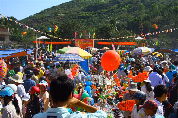 Chợ Gò ở thị trấn Tuy Phước (huyện Tuy Phước, tỉnh Bình Định) họp ngày mùng 1 Tết để tưởng nhớ công lao của nhà Tây Sơn cùng với ý nghĩa của lễ hội dân gian được đích thân vua Quang Trung khai mạc. Ảnh: Người lao động