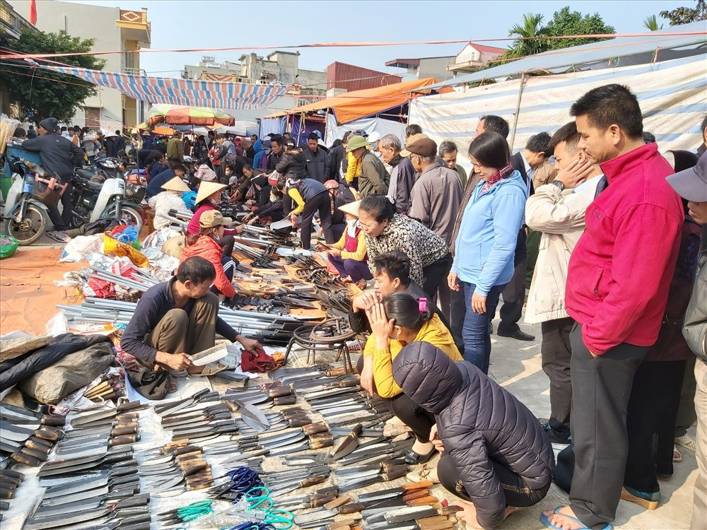  Chợ Viềng (Nam Định) mỗi năm chỉ họp một lần và họp vào lúc nửa đêm. Theo đó, cứ vào đêm mùng 7, rạng sáng mùng 8 tháng Giêng âm lịch, Chợ Viềng lại được họp tại thị trấn Nam Giang, huyện Nam Trực và xã Kim Thái, huyện Vụ Bản, tỉnh Nam Định.