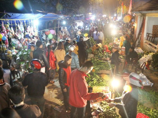 Tại chợ, nhân dân trong làng Bích La mang những sản vật do chính người dân làm ra từ đồng đất quê hương để bày bán. Nét độc đáo của phiên chợ này là người bán không bao giờ nói thách nên người mua cũng không bao giờ trả giá. Ảnh: Vietnamplus