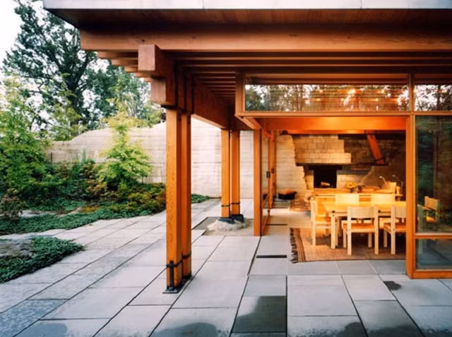 Công trình được hoàn thành đầu tiên vào năm 1992 với khu nhà khách có diện tích rộng 170 m2. Khu nhà khách này có một phòng ngủ, một phòng tắm. Đây là những nơi được thử nghiệm công nghệ đầu tiên để sau này sử dụng cho tòa nhà chính.