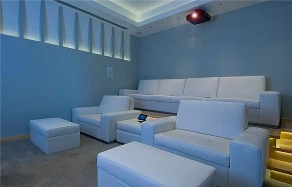 Phòng chiếu phim rộng gần 140 m2, vô cùng rộng rãi và thoải mái cho 20 khách. Tại đây, có cả máy làm bắp rang với lượng bắp và bơ tự chọn.