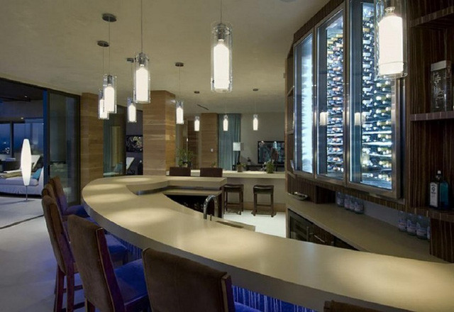 Khu biệt thự có tất cả 24 phòng tắm, 10 phòng trong số đó được trang bị đầy đủ tiện nghi.