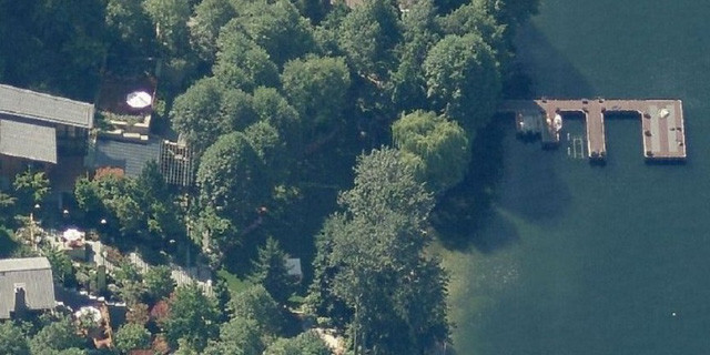 Cạnh biệt thự còn có một dòng suối nhân tạo để thả cá.