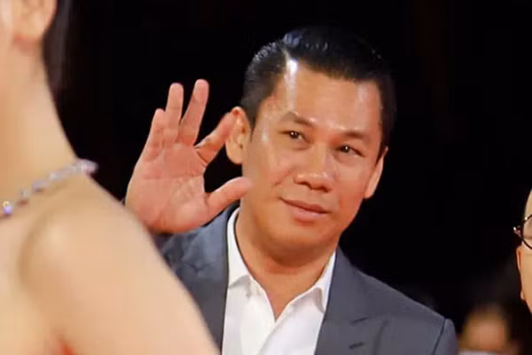 Đại gia Đức Huy là ông chủ phòng trà nức tiếng Sài thành. Doanh nhân sinh năm 1975 đã xây dựng và phát triển phòng trà của riêng mình thành nơi biểu diễn, hoạt động nghệ thuật cho nhiều ngôi sao trong nước và hải ngoại. Cơ sở kinh doanh của anh bắt đầu từ năm 2006 đến nay, có sức chứa hơn 400 người. Ảnh: Giadinhnet