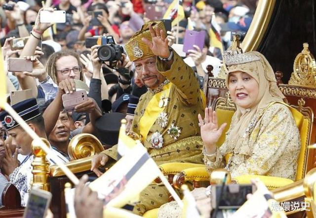 Nếu như vua Brunei sở hữu ngai vàng xa xỉ và bộ sưu tập xe hơi đồ sộ thì hoàng hậu Brunei lại sở hữu bộ sưu tập vương miện phong phú, nhiều hơn của hoàng hậu Thái Lan. Đặc biệt, bà không sử dụng vương miện nhỏ mà chủ yếu thường đội những chiếc vương miện có kích cỡ “khủng”, bên trên đính nhiều đá quý.