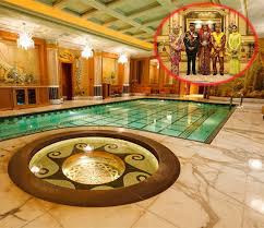 Trong cung điện còn có gara chứa được tới 110 siêu xe, chuồng ngựa cao cấp, 5 bể bơi, vườn thượng uyển rộng tới… 200.000m2.