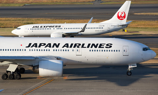 Đường hàng không nội địa do tập đoàn Japan Airlines (JAL) và tập đoàn All Nippon Airways (ANA) chi phối nên chi phí cao. Tuy nhiên, gần đây, sự cạnh tranh từ các hãng hàng không giá rẻ đã khiến giá vé máy bay nội địa giảm.