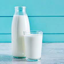 Điểm đặc biệt của loại sữa này là nó được vắt vào lúc hoàng hôn và 1 tuần vắt 1 lần vì thời điểm này chính là lúc mà hàm lượng melatonin trong cơ thể bò cao nhất. Melatonin là một loại hormone giúp làm giảm sự lo lắng, căng thẳng và các triệu chứng trầm cảm ở con người. Nguồn ảnh: Tokyocreative, Getty Image