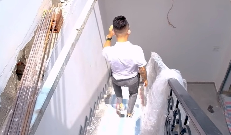 Phía trên là bếp, phòng ngủ master nhìn ra nơi đậu xe, phòng ăn và phòng học tập cho các con.