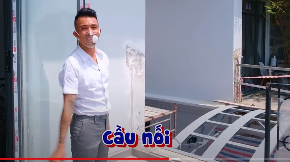 Từ nhà mới, Minh Nhựa có thể sang nhà cũ bằng chiếc cầu nối.