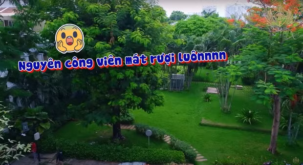 Từ biệt thự của đại gia Minh Nhựa có thể nhìn ra công viên thoáng mát.