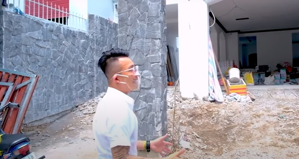 Ngoài ra, căn nhà này còn có một cây thần tài núi mà Minh Nhựa rất thích nên mới quyết định "xuống tiền".