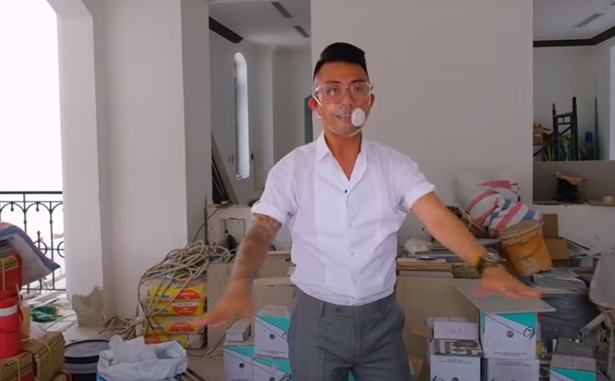 Kết cấu căn nhà gồm có tầng hầm với phòng chiếu phim, phòng tập gym.