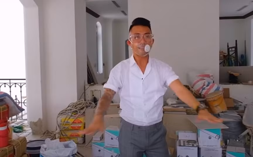 Kết cấu căn nhà gồm có tầng hầm với phòng chiếu phim, phòng tập gym.