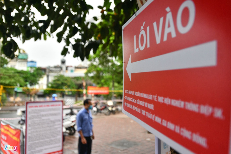 Những thông báo được dựng lên khắp các lối đi, thành viên ban quản lý chợ có mặt để nhắc nhở mọi người đảm bảo giãn cách.