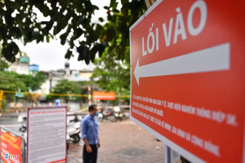 Những thông báo được dựng lên khắp các lối đi, thành viên ban quản lý chợ có mặt để nhắc nhở mọi người đảm bảo giãn cách.