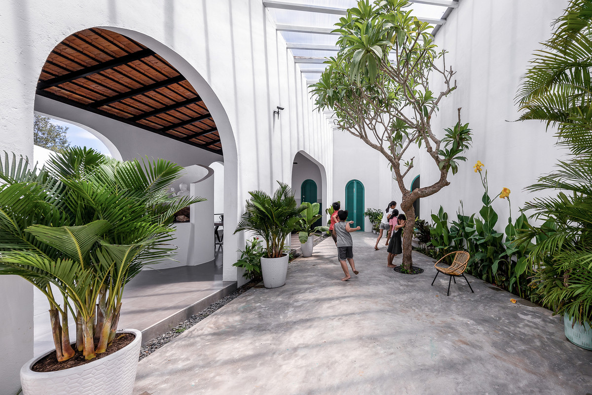 Căn nhà được xây dựng bởi công nhân địa phương, sử dụng vật liệu sẵn có như gạch, đá, xi măng, sắt.