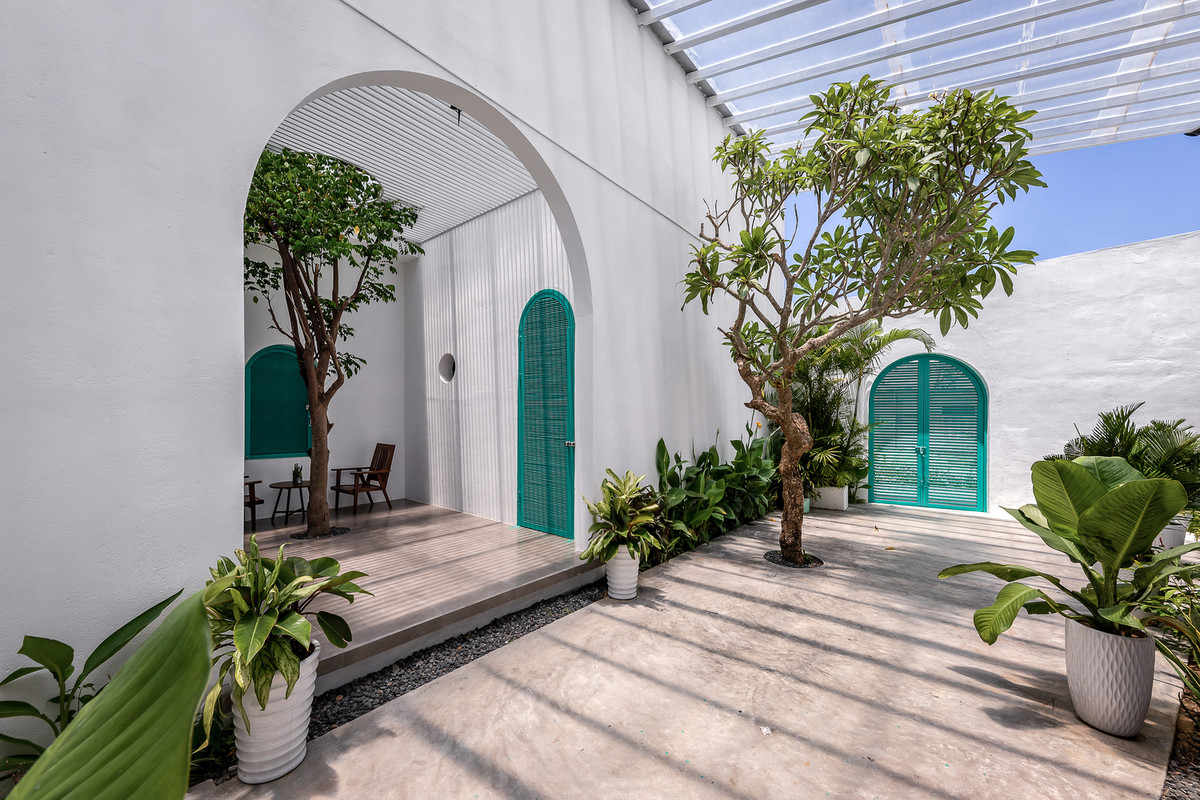 Khoảng sân vừa có chức năng đưa ánh sáng và gió vào nhà, vừa giúp các phòng tiếp xúc với thiên nhiên.