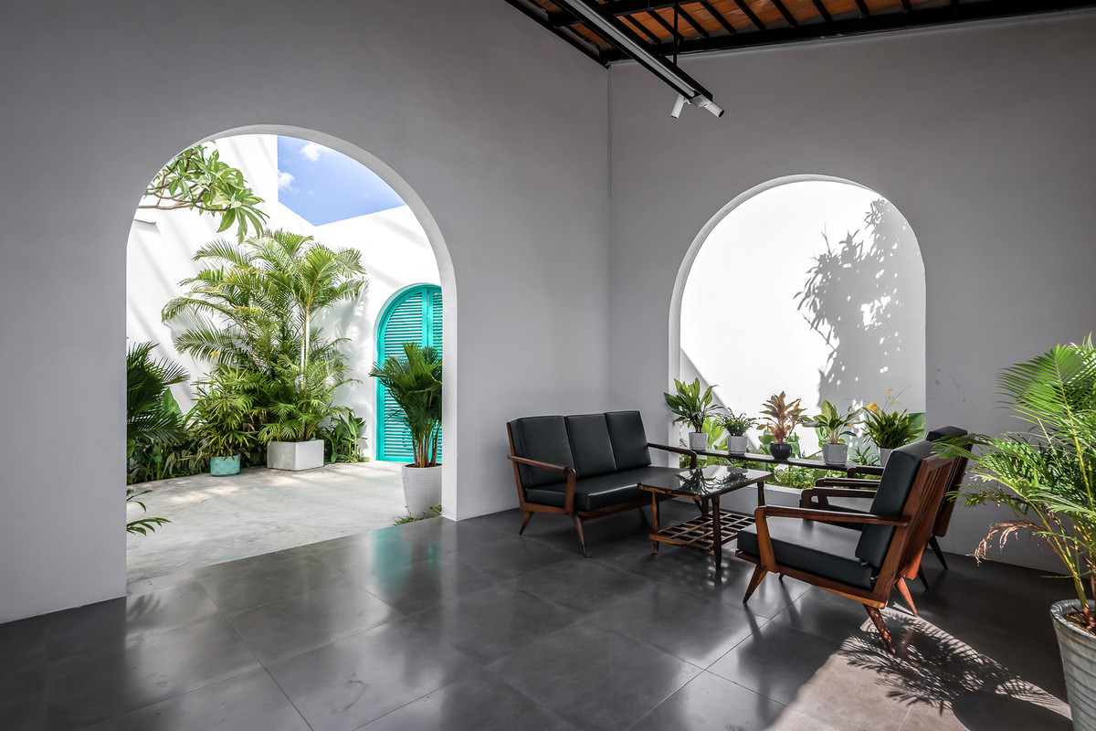 Tất cả không gian trong nhà đều được tiếp xúc với ánh sáng tự nhiên và cây xanh.